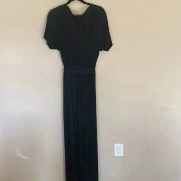 Boohoo  with belt jumpsuit.Pleated - Picture 7 of 9